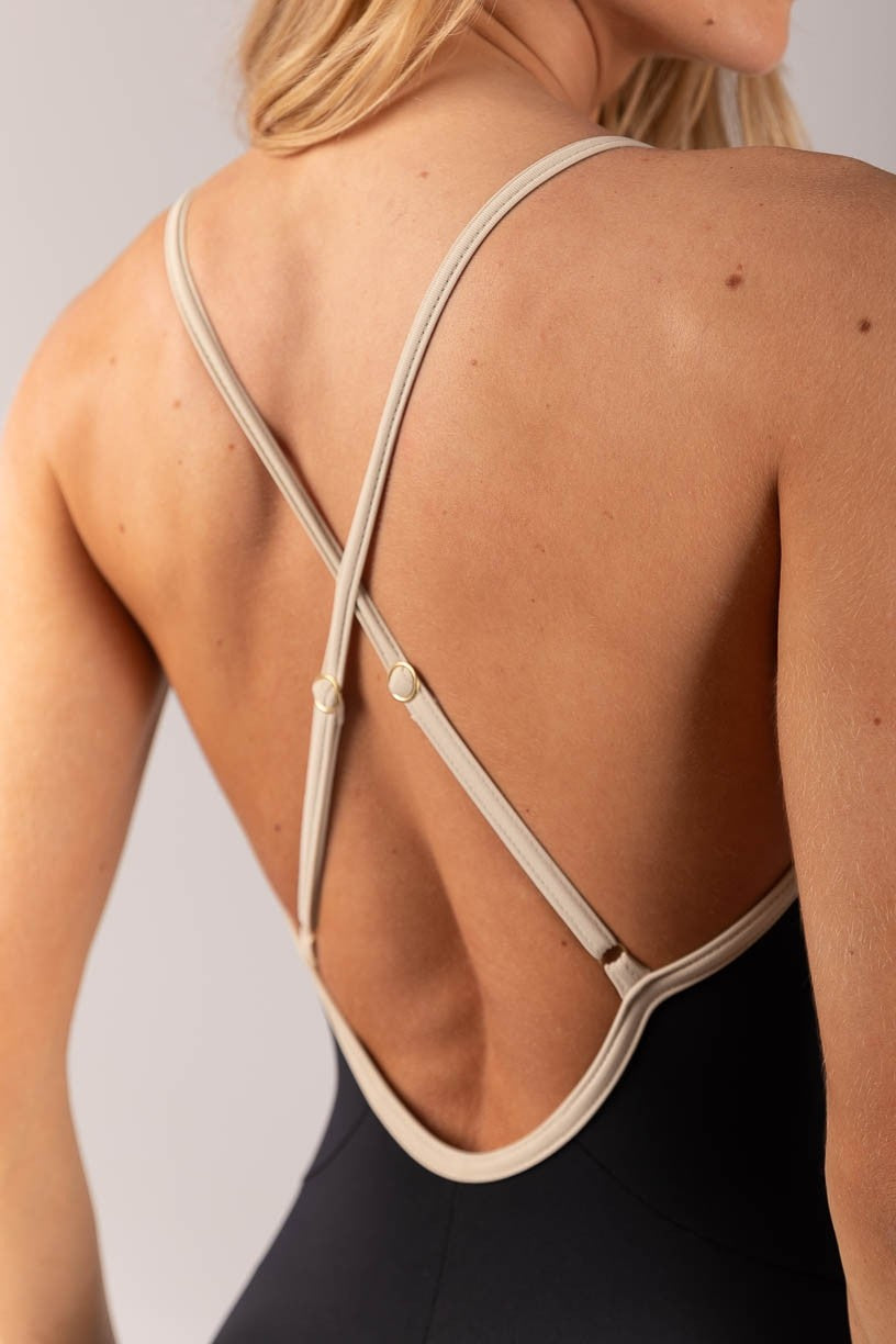 Macaquinho com Vivo e Alças Reguláveis (Preto / Bege) | Ref: K4373-A