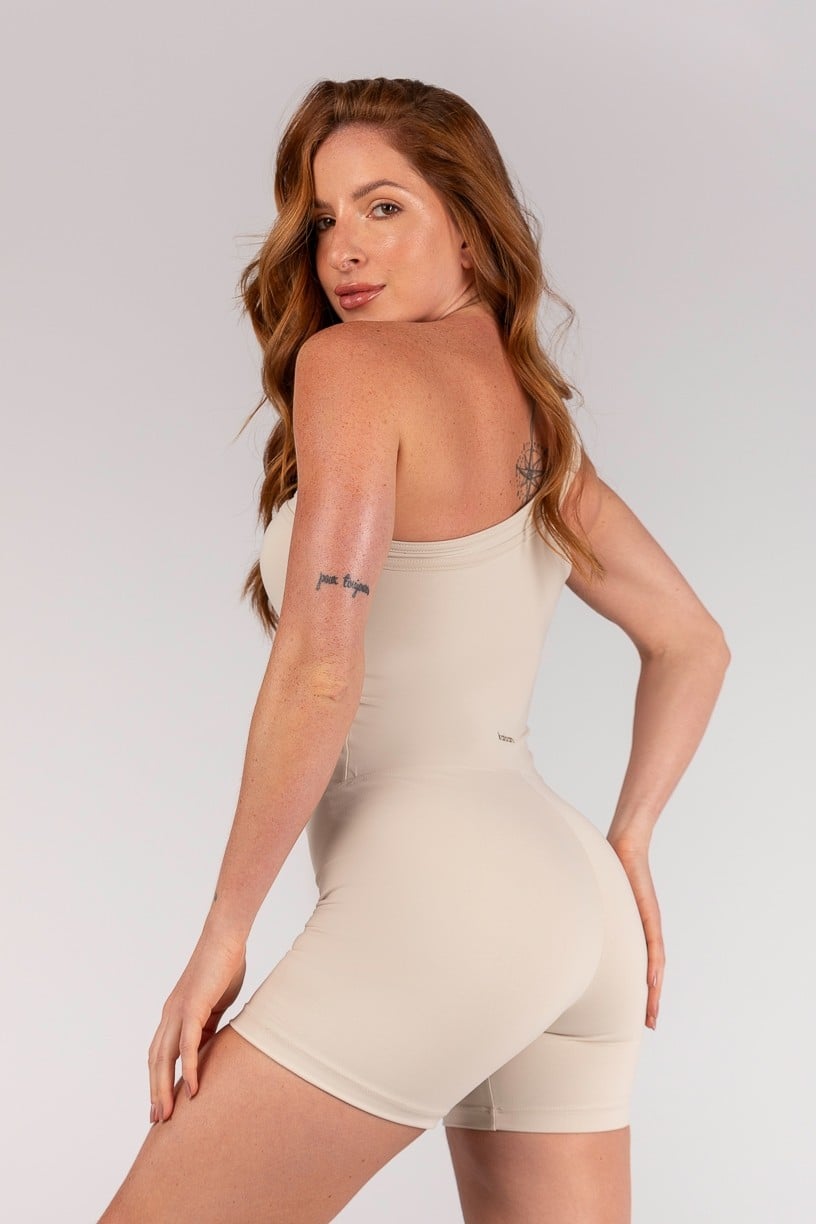 Macaquinho Assimétrico Ombro Só com Alça Larga (Off-White) | Ref: K4643-B