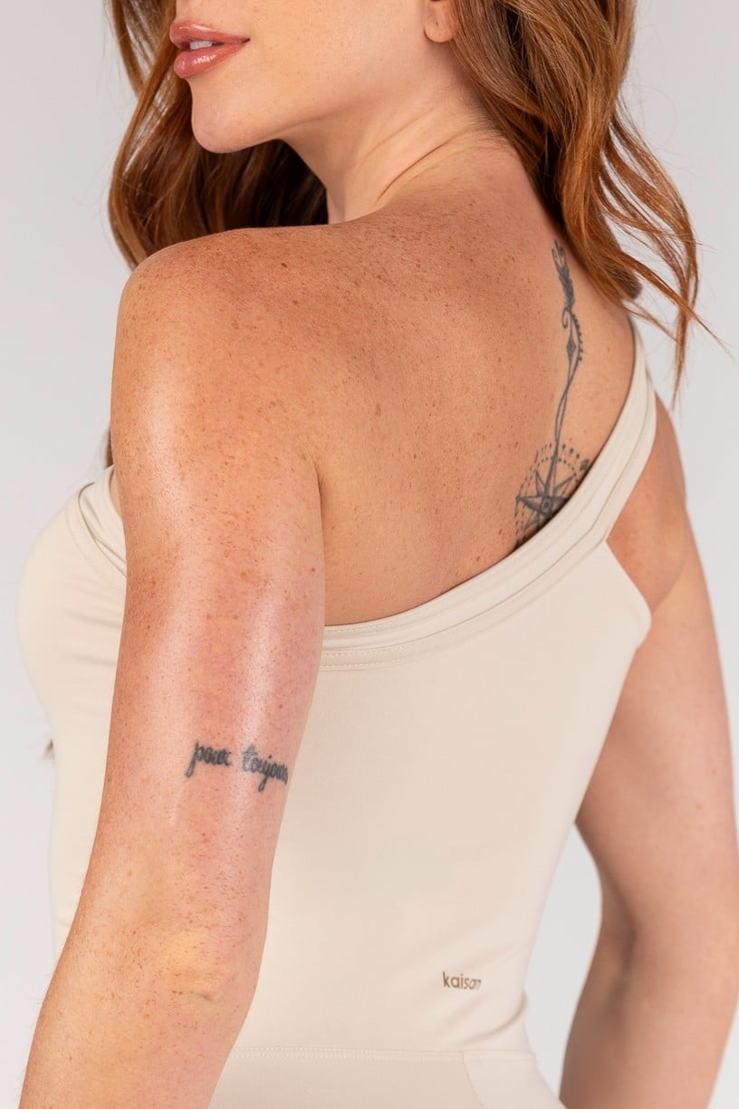 Macaquinho Assimétrico Ombro Só com Alça Larga (Off-White) | Ref: K4643-B