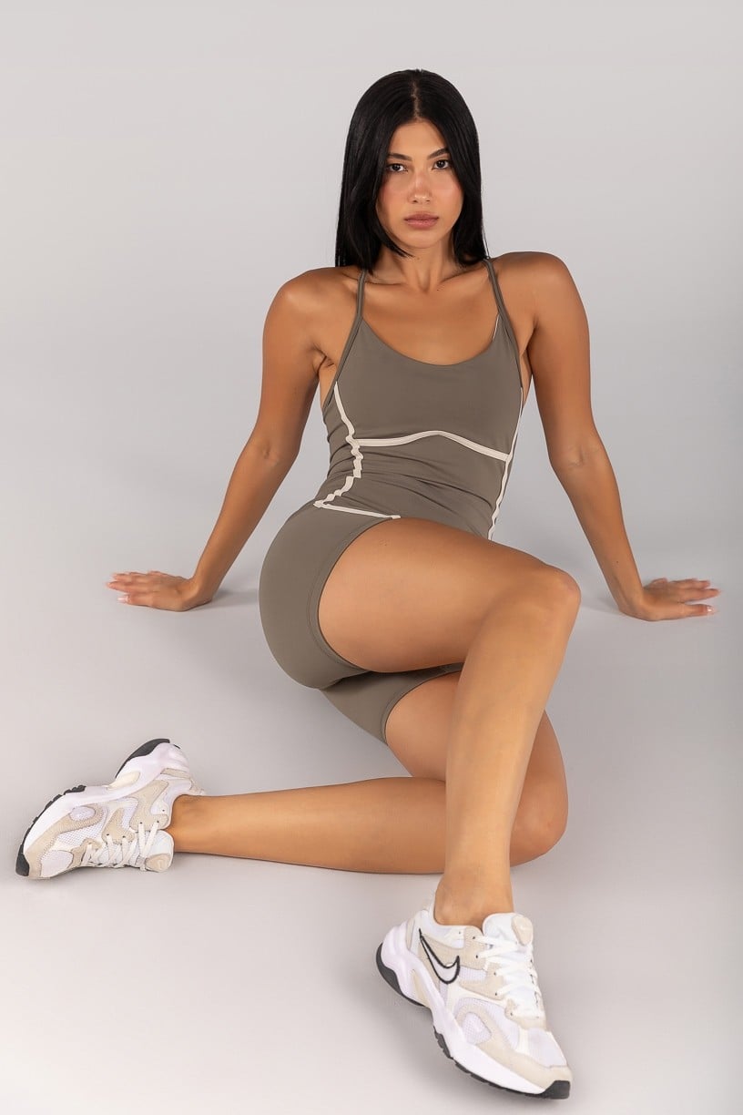 Macaquinho sem Gancho com Alças Cruzadas (Oliva / Off-White) | Ref: K4701-C