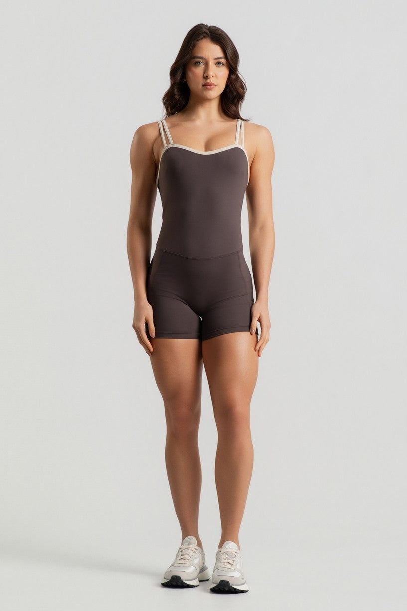 Macaquinho com Alças Duplas e Decote Sinuoso (Trufa / Off-White) | Ref: K4947-A