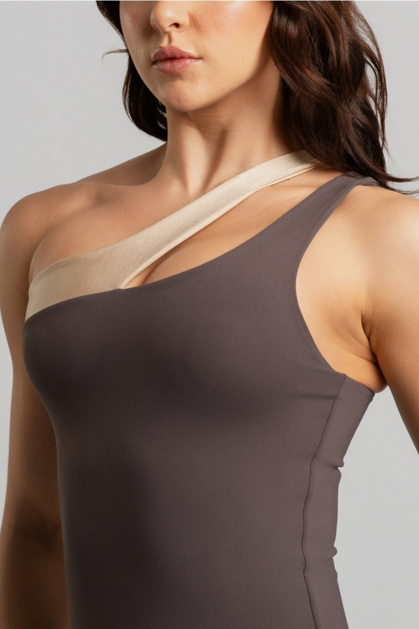 Macaquinho Assimétrico com Abertura no Ombro (Trufa / Champagne) | Ref: K4772-C