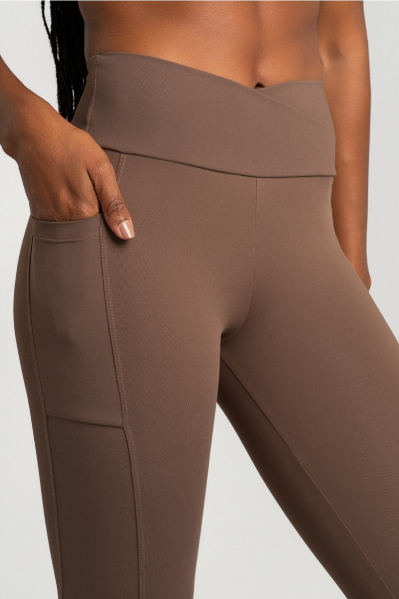 Calça Legging com Cós Transpassado e Bolsos (Capuccino) | Ref: K4360-F