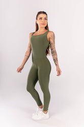 MACACÃO LONGO COM ALÇAS E TIRAS CRUZADAS NAS COSTAS