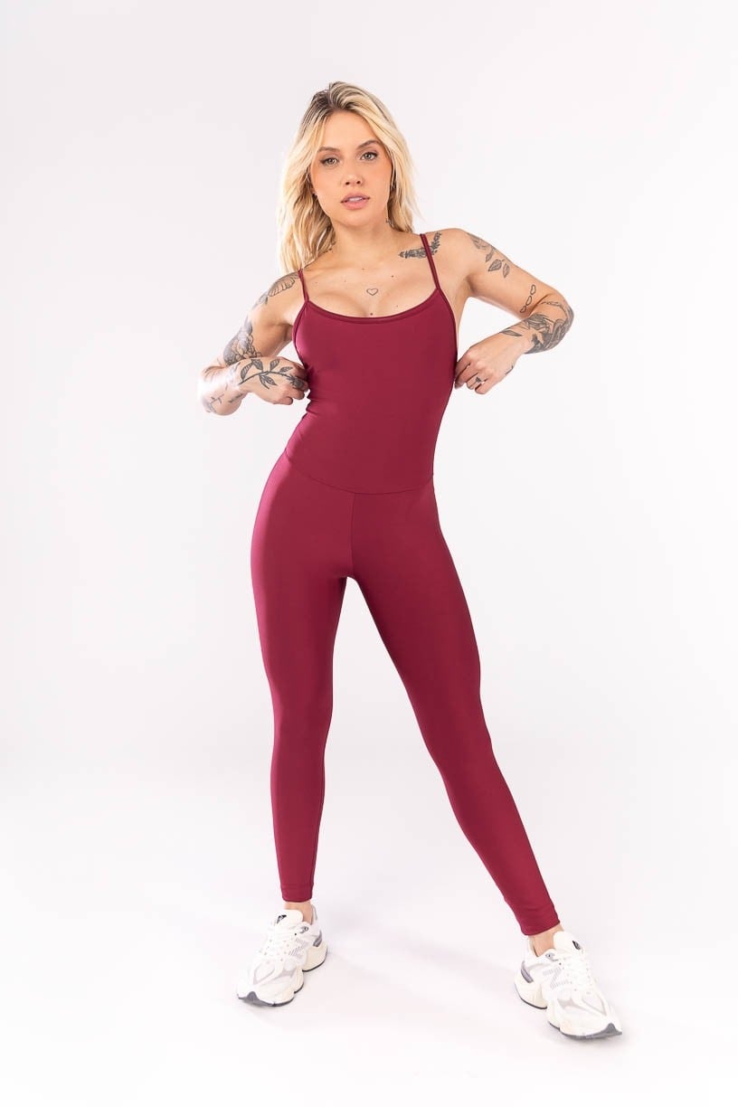 MACACÃO COM ALÇAS E TIRAS NAS COSTAS (VINHO)