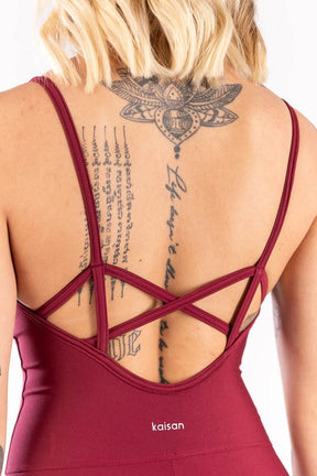 MACACÃO COM ALÇAS E TIRAS NAS COSTAS (VINHO)