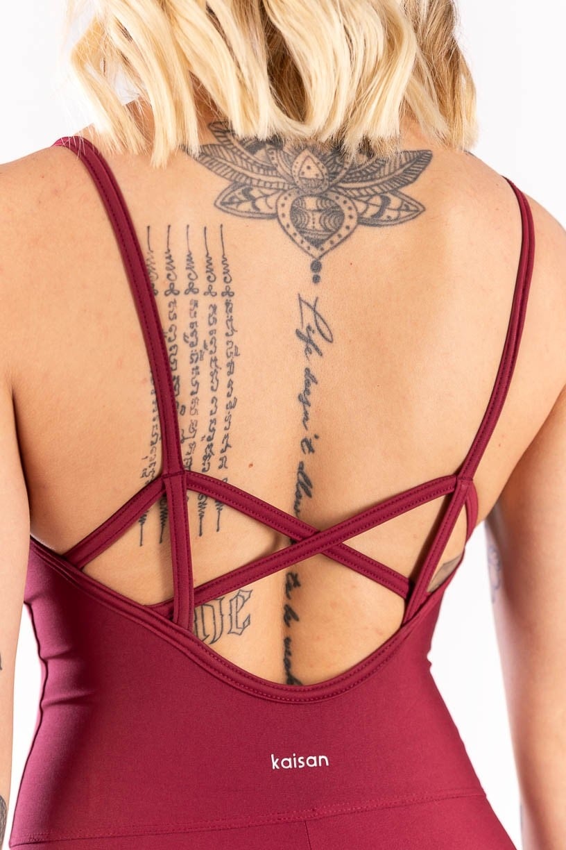 MACACÃO COM ALÇAS E TIRAS NAS COSTAS (VINHO)