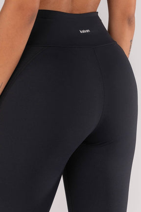 [CONJUNTO] - Top + Calça Legging com Cós Transpassado e Bolsos com Vivo (Preto / Vanilla) | Ref: K4618-A