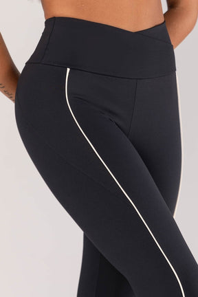 [CONJUNTO] - Top + Calça Legging com Cós Transpassado e Bolsos com Vivo (Preto / Vanilla) | Ref: K4618-A