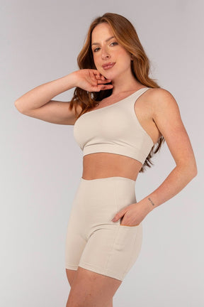 [CONJUNTO] Short + Top com Decote Assimétrico, Abertura e Alças nas Costas (Vanilla) | Ref: K4661-A
