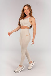 [CONJUNTO] Top + Calça Legging sem Cós Aparente e Bolsos (Off-White / Caramelo) | Ref: K4662-A