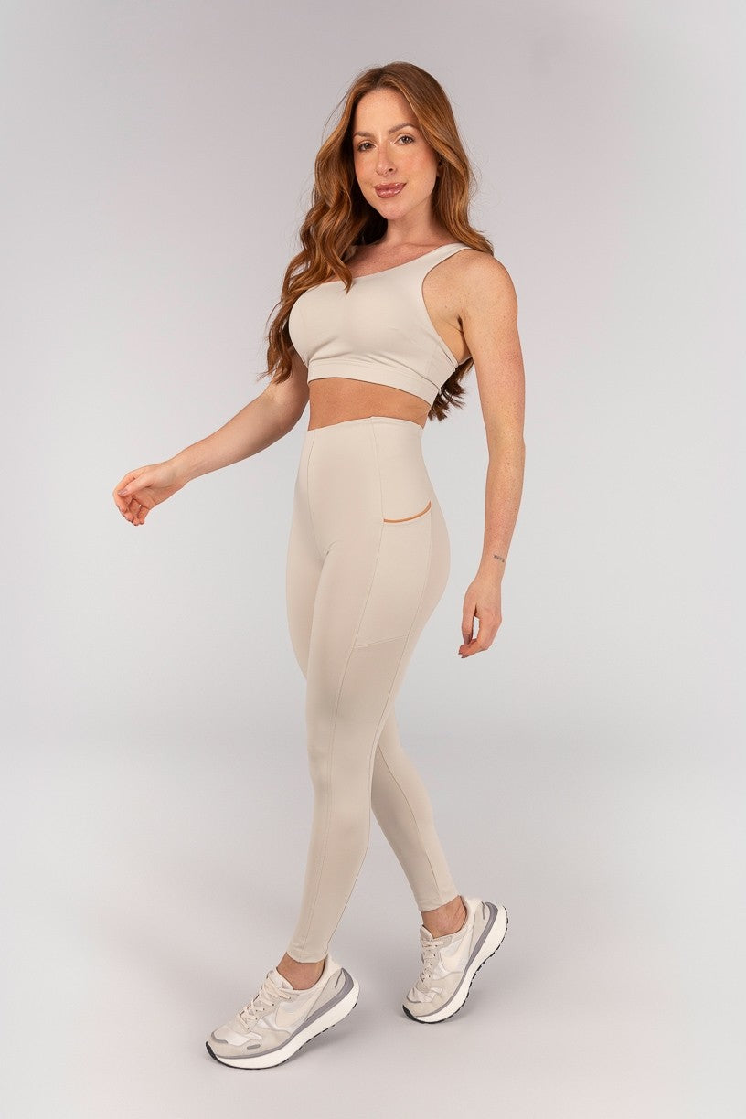 [CONJUNTO] Top + Calça Legging sem Cós Aparente e Bolsos (Off-White / Caramelo) | Ref: K4662-A