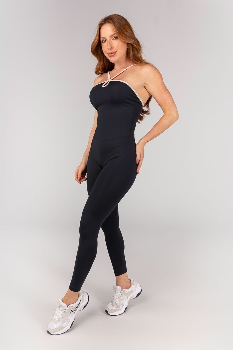 Macacão com Alças Contrastantes e Abertura no Decote (Preto) | Ref: K4669-A