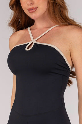 Macacão com Alças Contrastantes e Abertura no Decote (Preto) | Ref: K4669-A