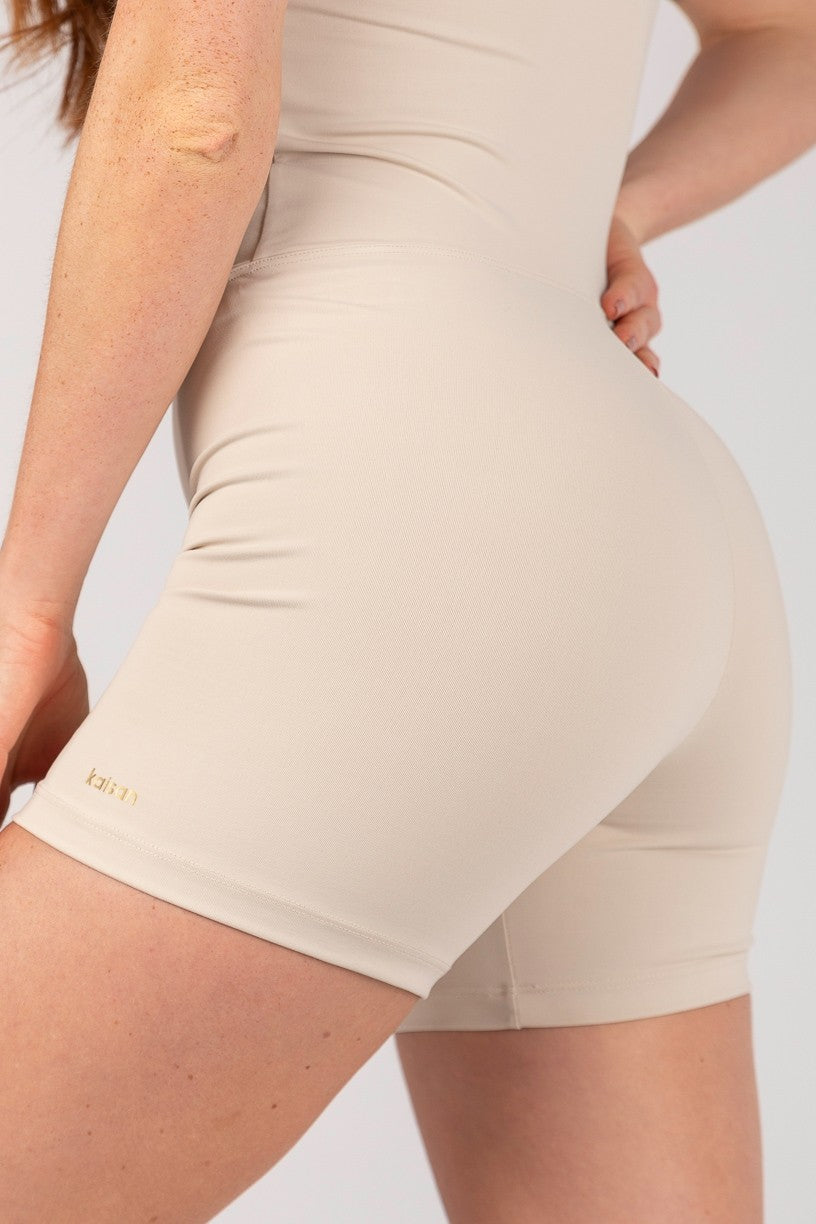 Macaquinho com Frente Assimétrica e Detalhe Platinado (Vanilla) | Ref: K4671-A