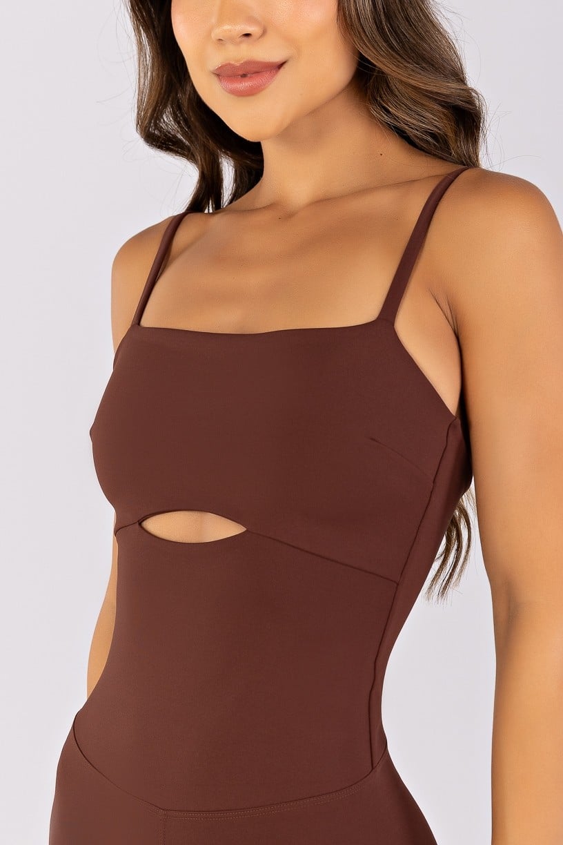 Macacão com Decote Reto e Abertura na Frente (Café) | Ref: K4804-A