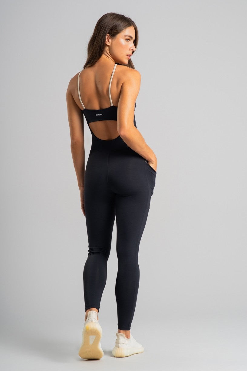 Macacão com Decote Alto e Bolsos (Preto / Off-White) | Ref: K4842-A