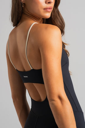 Macacão com Decote Alto e Bolsos (Preto / Off-White) | Ref: K4842-A