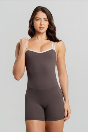 Macaquinho com Alças Duplas e Decote Sinuoso (Trufa / Off-White) | Ref: K4947-A