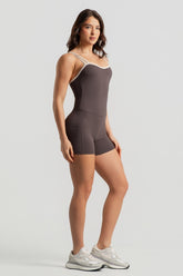 Macaquinho com Alças Duplas e Decote Sinuoso (Trufa / Off-White) | Ref: K4947-A