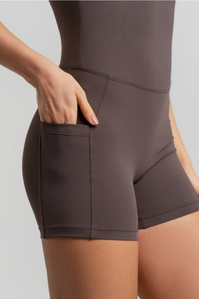 Macaquinho com Alças Duplas e Decote Sinuoso (Trufa / Off-White) | Ref: K4947-A