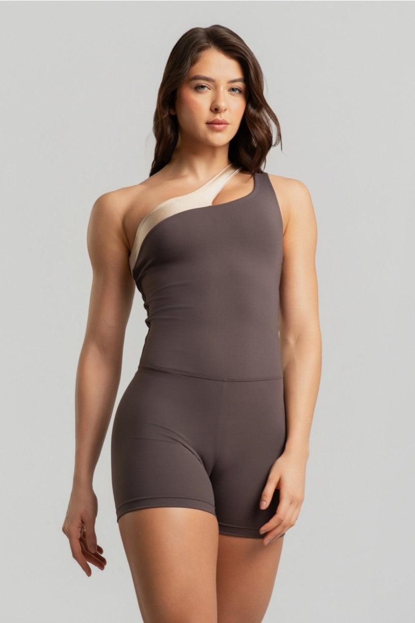 Macaquinho Assimétrico com Abertura no Ombro (Trufa / Champagne) | Ref: K4772-C