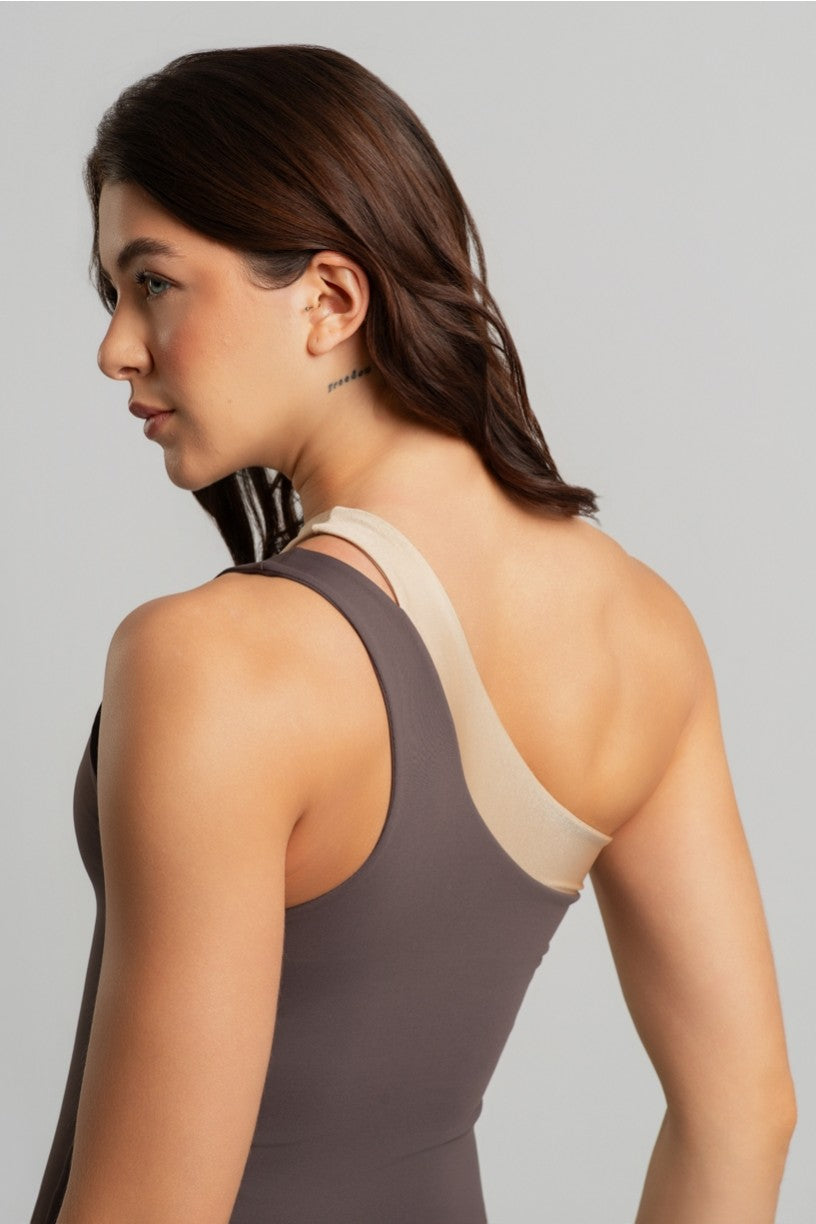 Macaquinho Assimétrico com Abertura no Ombro (Trufa / Champagne) | Ref: K4772-C