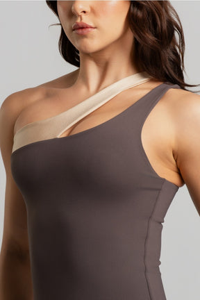 Macaquinho Assimétrico com Abertura no Ombro (Trufa / Champagne) | Ref: K4772-C